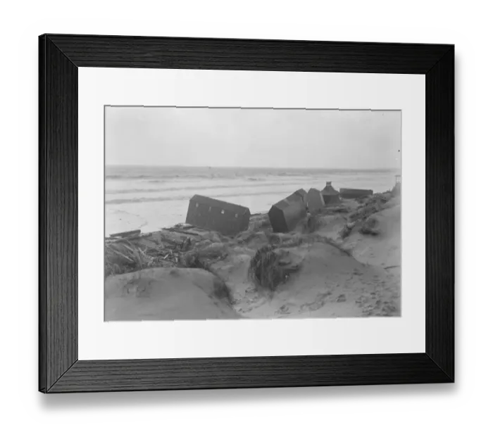 Framed Print : The wreckage of bathing huts at Littlehampton after the Great Storm. 1925