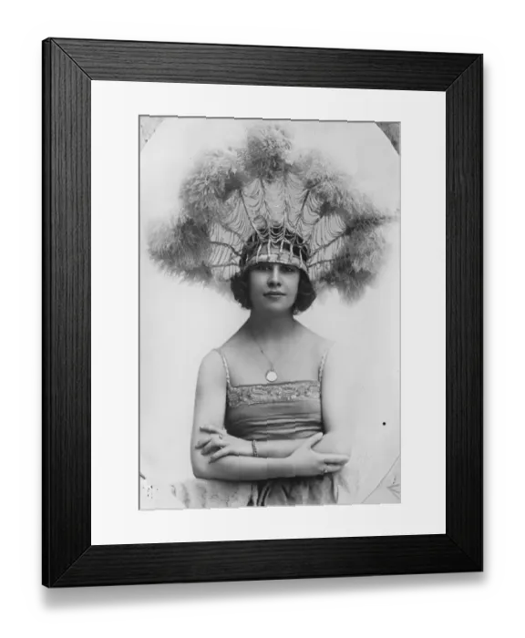Framed Print : Born on Scottish Island, and now popular music hall artist in Spain. La Yanqui Framed Print : Born on Scottish Island, and now popular music hall artist in Spain. La Yanqui