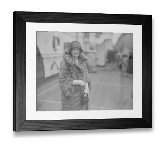 Framed Print : Mr Lloyd George returns. A charming snapshot of Miss Megan Lloyd George taken on arrival Framed Print : Mr Lloyd George returns. A charming snapshot of Miss Megan Lloyd George taken on arrival