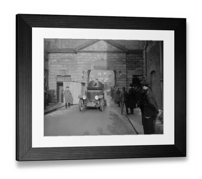 Framed Print : Historic Dublin Scenes. Provisional Government of Southern Ireland takes over control Framed Print : Historic Dublin Scenes. Provisional Government of Southern Ireland takes over control
