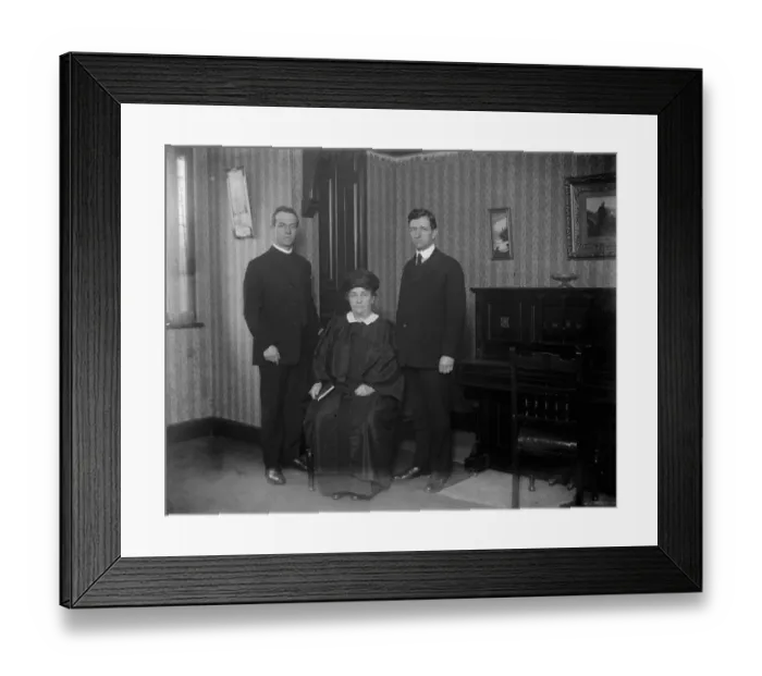 Framed Print : The only woman Bishop in the world arrives in London. Bishop Alma White, who is Framed Print : The only woman Bishop in the world arrives in London. Bishop Alma White, who is