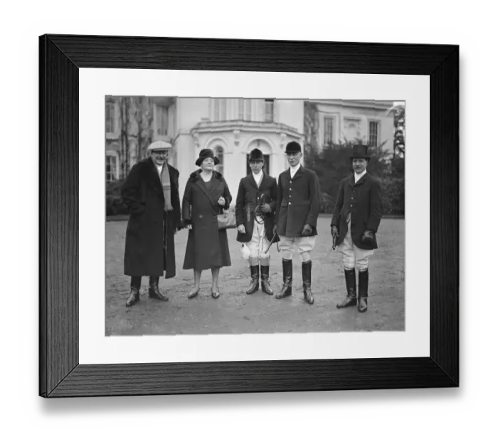 Framed Print : Meet of the Garth at Warfield Hall, near Bracknell, left to right Mrs Shard