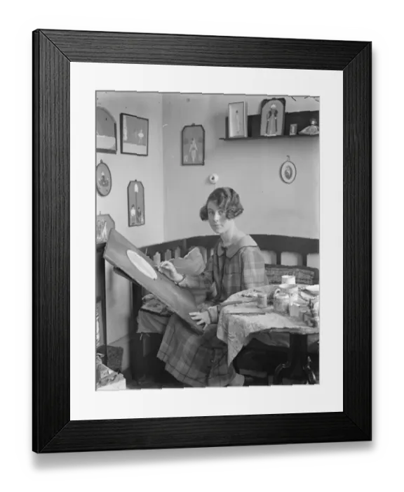 Framed Print : London girls new art craze Miss Lettice Apperly has set up a factory to develop Framed Print : London girls new art craze Miss Lettice Apperly has set up a factory to develop