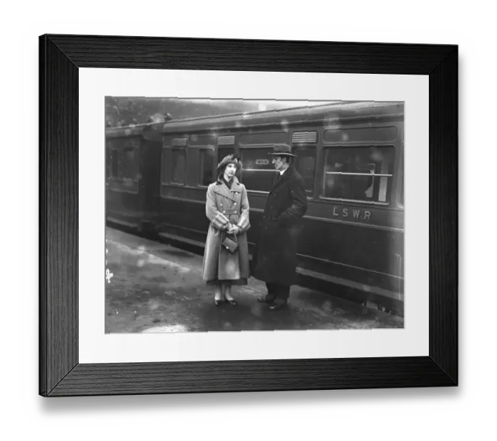 Framed Print : The Reverend Vale Owen leaves Waterloo Station for America. 13 January 1923 Framed Print : The Reverend Vale Owen leaves Waterloo Station for America. 13 January 1923