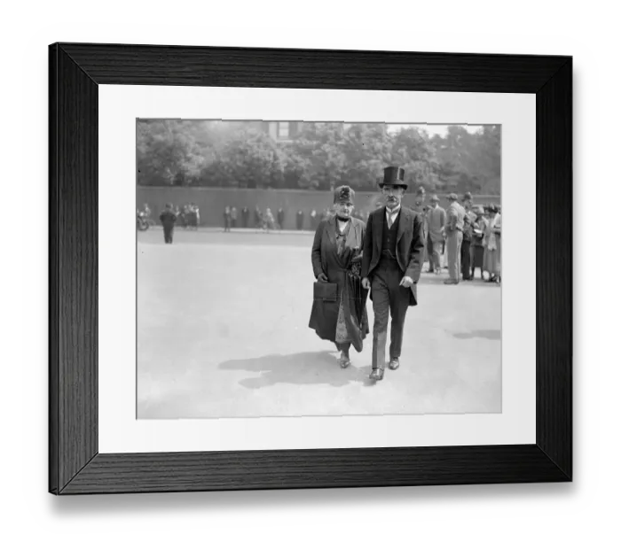 Framed Print : Inspection of the Yoemen of the Guard at St James Palace. Mr and Mrs Rudyard Kipling Framed Print : Inspection of the Yoemen of the Guard at St James Palace. Mr and Mrs Rudyard Kipling