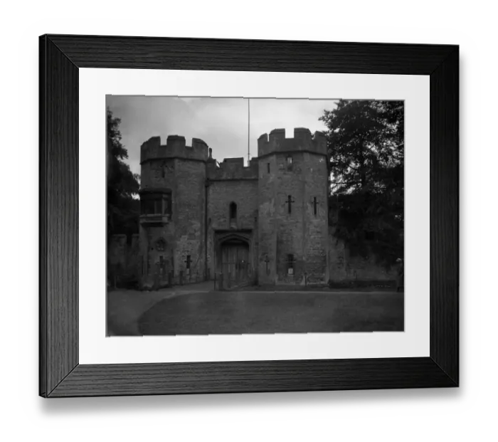 Framed Print : Drawbridge gateway to the Bishops Palace at Wells, Somerset Framed Print : Drawbridge gateway to the Bishops Palace at Wells, Somerset