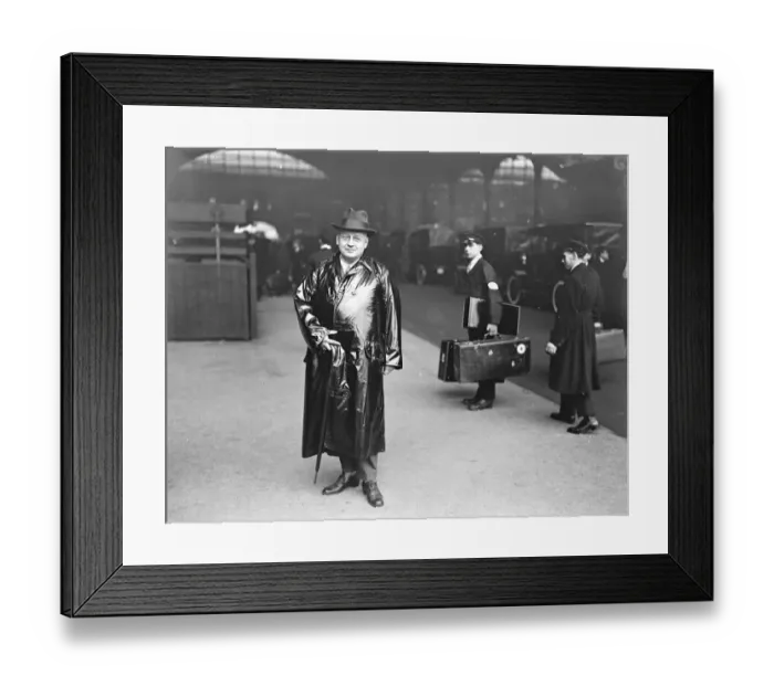 Framed Print : Dr Luther, the German Finance Minister, arriving at Victoria Station, London