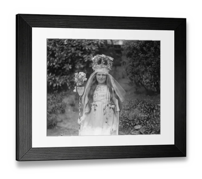 Framed Print : Miss Evelyn Elmes, aged 11 of Upper Norwood. Londons May Queen 1 May 1921