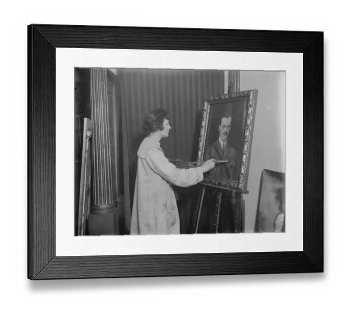 Framed Print : Viscount Falkland poses for his portrait by Mrs Dorothy Macavity at her London studio Framed Print : Viscount Falkland poses for his portrait by Mrs Dorothy Macavity at her London studio