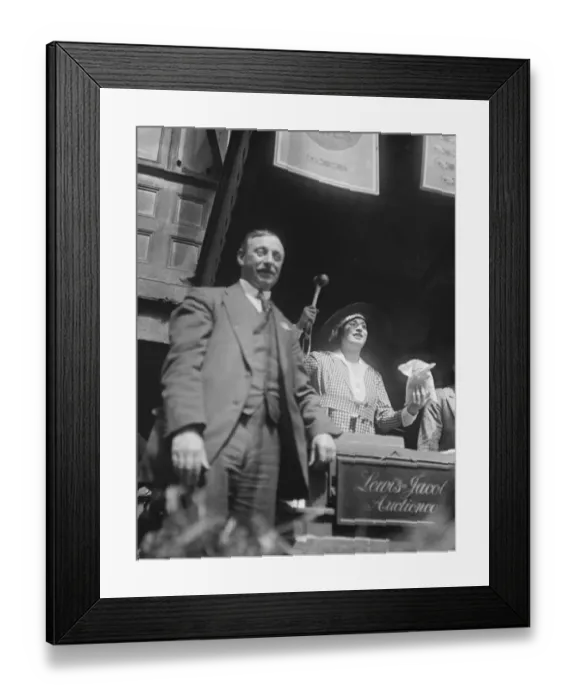 Framed Print : Miss Jose Collins, bids ? 5 for a verse of a song at Covent Garden in aid of