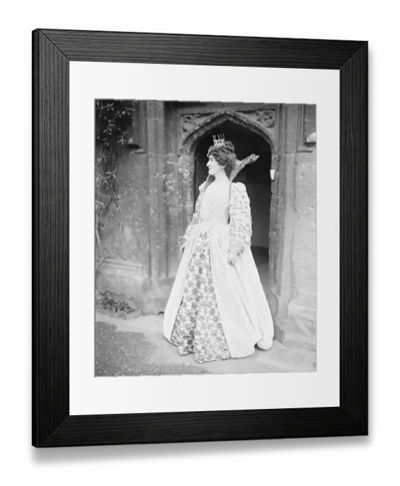 Framed Print : Mrs Asquith as Queen Elizabeth at Worcester College, Oxford. Mrs Asquith as Queen Elizabeth