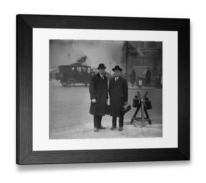 Framed Print : Ex MPs remove their goods and chattels. Capt R Gee, VC late member for Woolwich Framed Print : Ex MPs remove their goods and chattels. Capt R Gee, VC late member for Woolwich