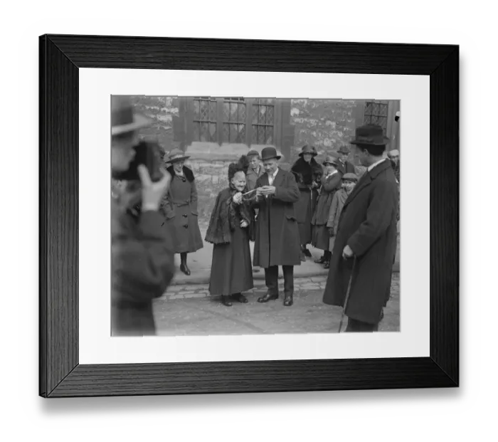 Framed Print : Distribution of his Majestys Royal Maundy. The Lord High Almoner ( the Dean of Framed Print : Distribution of his Majestys Royal Maundy. The Lord High Almoner ( the Dean of