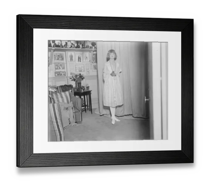 Framed Print : Sir Gerald Du Mauriers Daughter Appears before the king and Queen Miss Daphne Du Maurier Framed Print : Sir Gerald Du Mauriers Daughter Appears before the king and Queen Miss Daphne Du Maurier