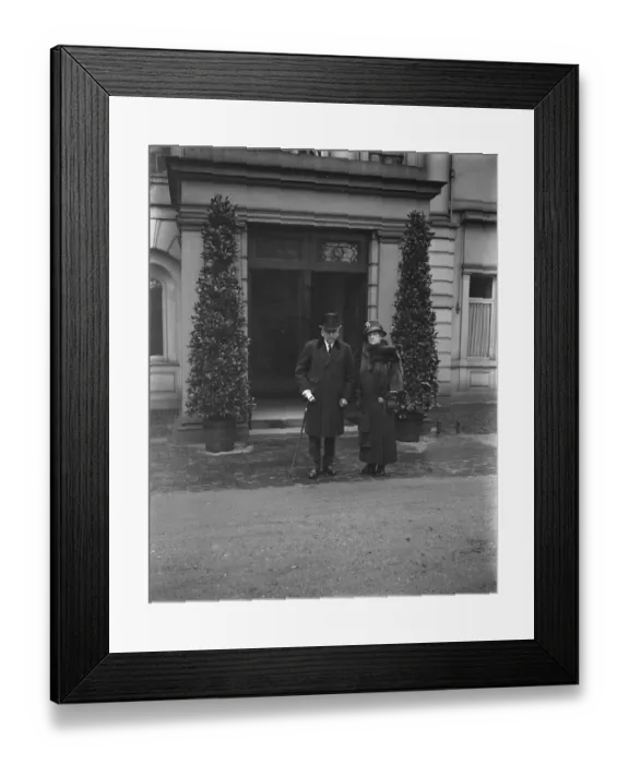 Framed Print : The American Ambassador and his wife outside their new London home Mr and Mrs Kellogg Framed Print : The American Ambassador and his wife outside their new London home Mr and Mrs Kellogg