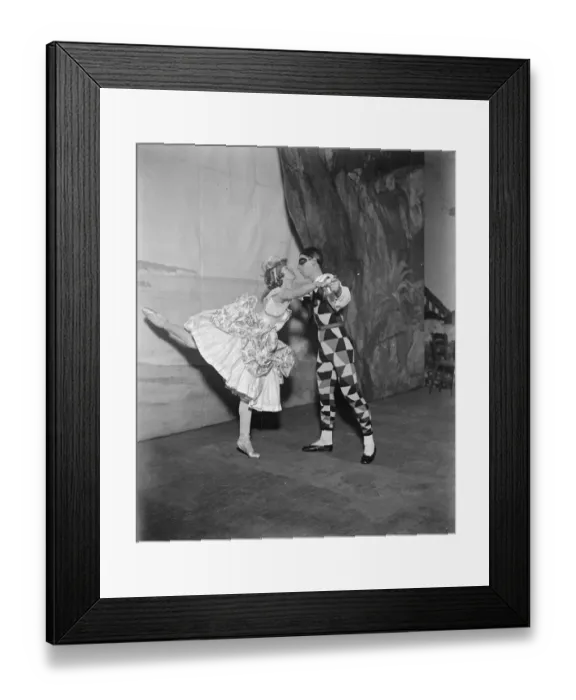 Framed Print : Madame Karina in Englands smallest pantomine to appear at Bournemouth Madame Karina Framed Print : Madame Karina in Englands smallest pantomine to appear at Bournemouth Madame Karina