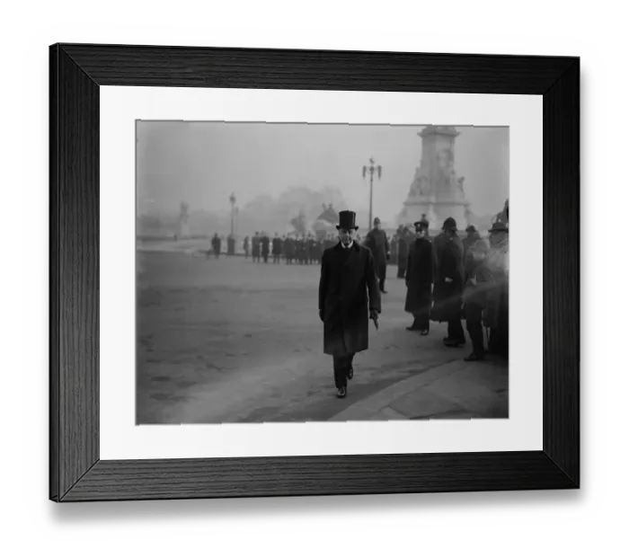 Framed Print : The new ministers at the Palace. Sir W Joynson Hicks ( Home Secretary ) arriving