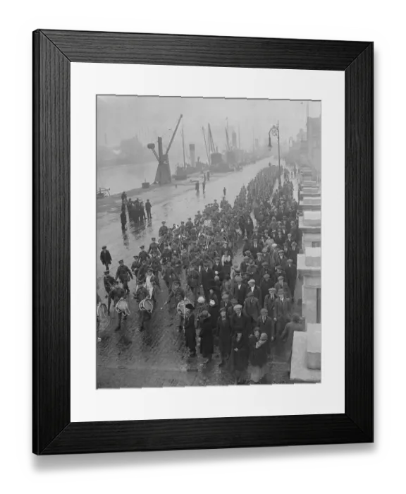 Framed Print : Scenes at Dublin as British troops evacuate Ireland. An embarkation scene 15 December Framed Print : Scenes at Dublin as British troops evacuate Ireland. An embarkation scene 15 December