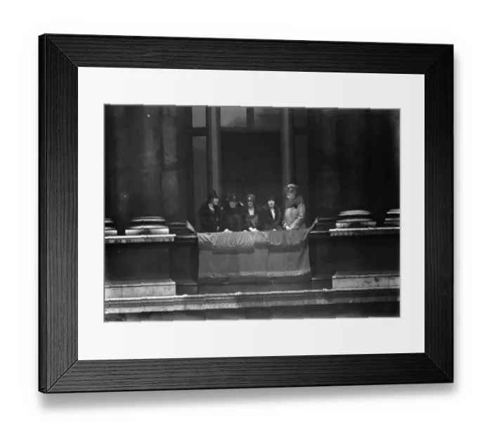 Framed Print : 10th anniversary of the Armistice. The Queen, Duchess of York, and Princess Arthur