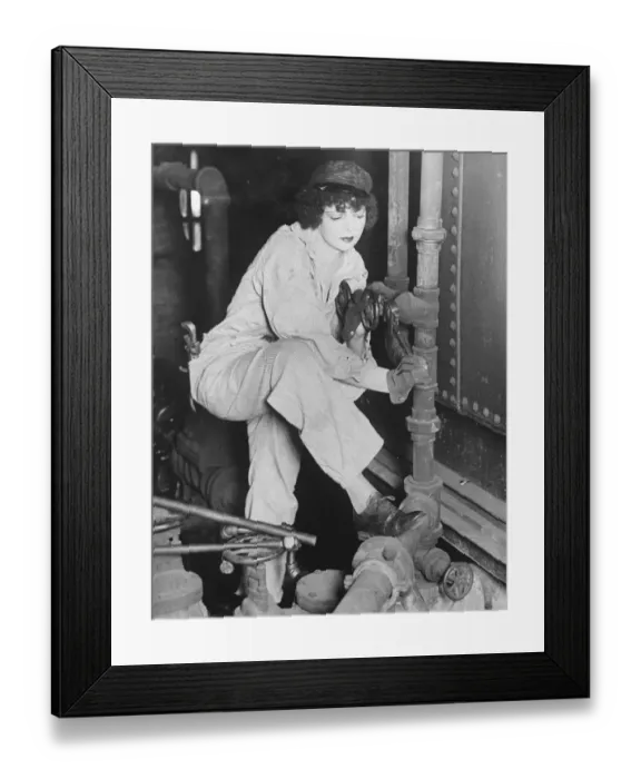 Framed Print : The only woman fitter. Miss Vivian Bell, of Louisville, Ky, who is the only Framed Print : The only woman fitter. Miss Vivian Bell, of Louisville, Ky, who is the only