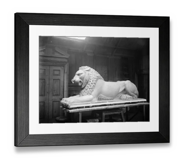 Framed Print : Mr J Bickerdyke at work on model of one of two lions to be placed at main entrance to Stowe School