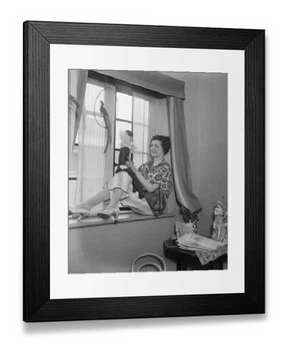 Framed Print : Lord Farringdons niece gets first big part in straight comedy. Miss Elvira Henderson Framed Print : Lord Farringdons niece gets first big part in straight comedy. Miss Elvira Henderson
