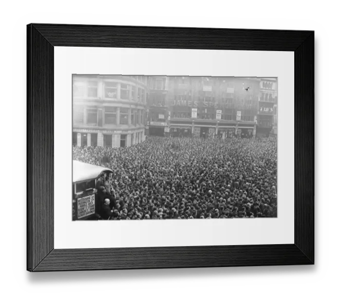 Framed Print : Panorama. Armistice Day. The scene outside St Pauls during the Two Minutes Silence Framed Print : Panorama. Armistice Day. The scene outside St Pauls during the Two Minutes Silence