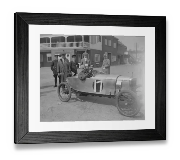 Framed Print : Members spring race meeting at Brooklands. Eric Longden, winner of the Junior Short Handicap