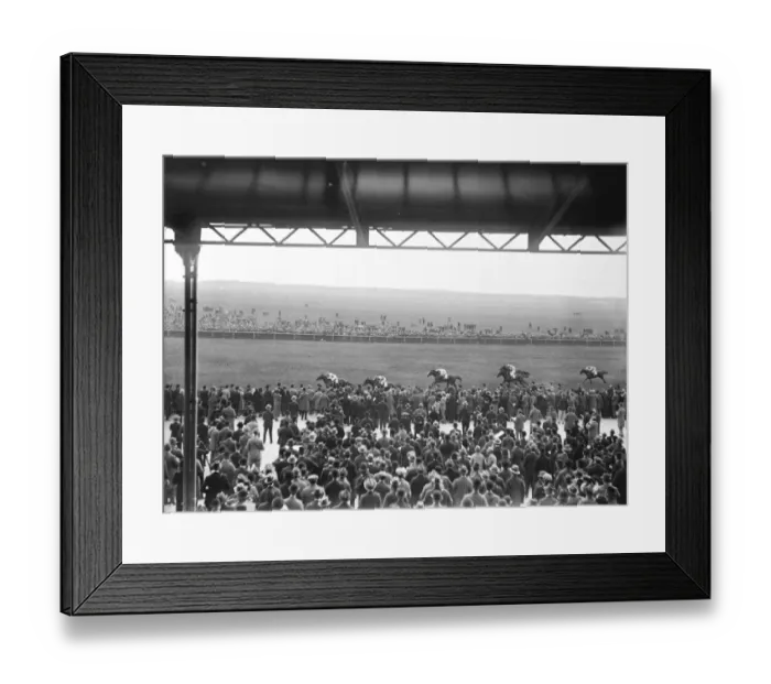 Framed Print : An easy win for Donoghue on Manna in the 2000 guineas 30 April 1925 Framed Print : An easy win for Donoghue on Manna in the 2000 guineas 30 April 1925