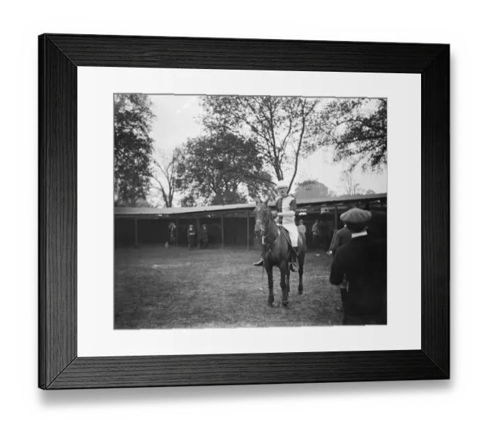 Framed Print : Polo at Hurlingham. The Social Clubs cup final took place between Bucks Club A