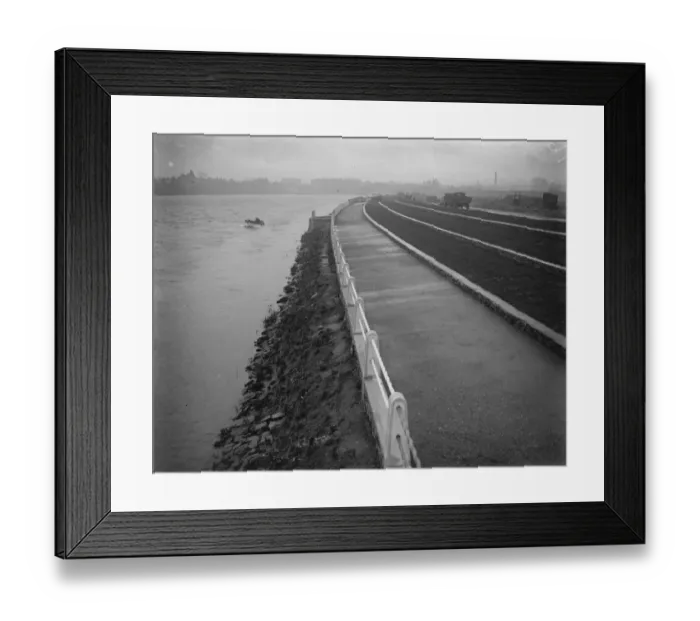 Framed Print : A new London promenade to accommodate 15000 persons : striking Thames riverside developments Framed Print : A new London promenade to accommodate 15000 persons : striking Thames riverside developments
