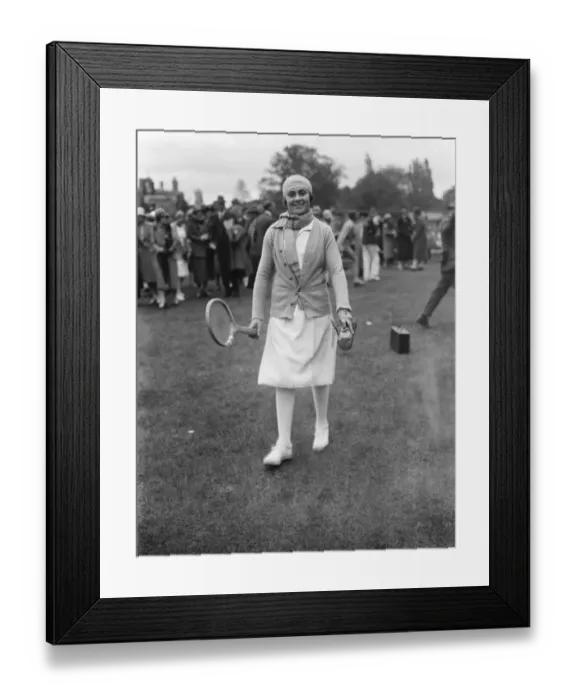 Framed Print : Kent lawn tennis championships at Beckenham. Senorita d Alvarez walking to the courts Framed Print : Kent lawn tennis championships at Beckenham. Senorita d Alvarez walking to the courts
