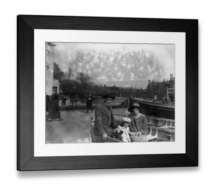 Framed Print : The Reverend H M Rogers, missionary from Tristran Di Cunha, with his wife and little son Edward