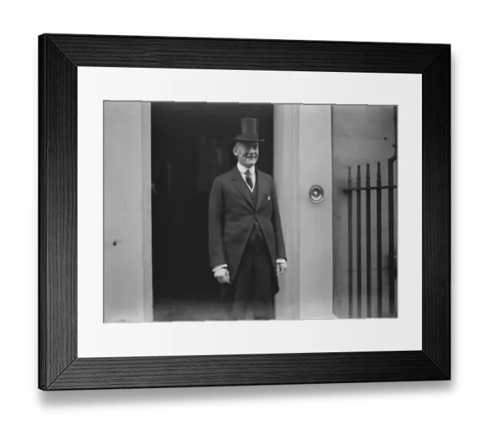 Framed Print : Signing of the Locarno treaty. Sir Austen Chamberlain leaving. 1 December 1925