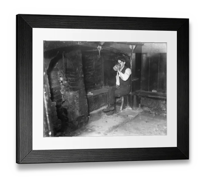 Framed Print : Dick Turpins Inn The Kings Arms Inn at Eltham, which has been closed down