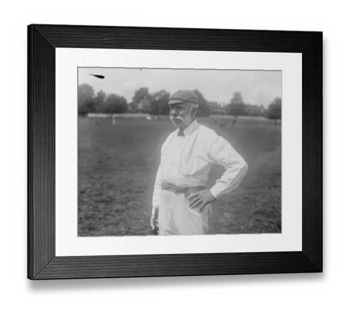 Framed Print : Mr J Brasier, aged 70, plays cricket for the Limpsfield ( Surrey ) club Framed Print : Mr J Brasier, aged 70, plays cricket for the Limpsfield ( Surrey ) club