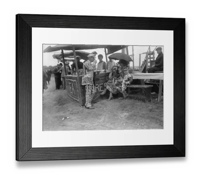 Framed Print : The great Derby week. A coster and his family having alfresco lunch. Pearly King