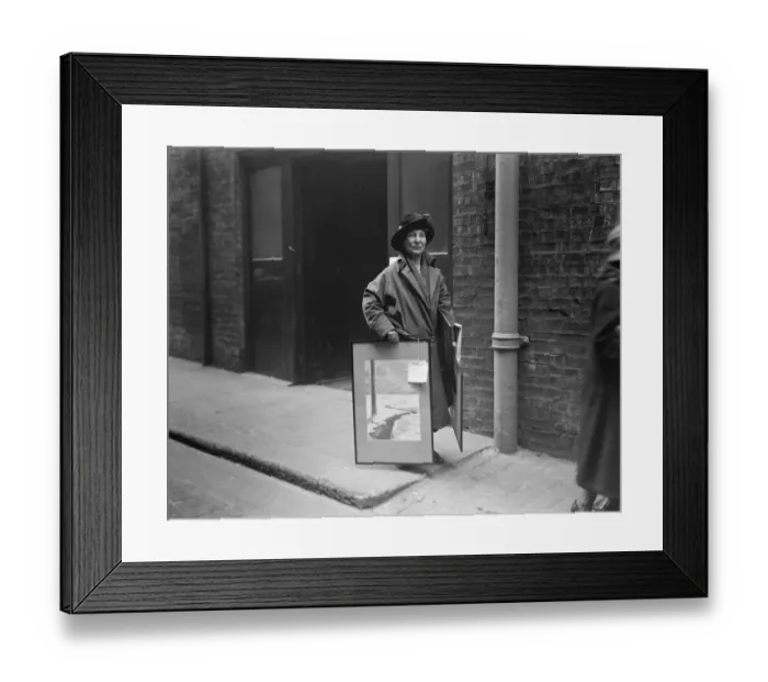 Framed Print : Sending in day at the Royal Academy Mme Jarintzoff, a Russian artist arriving