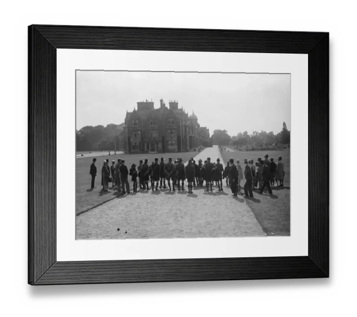 Framed Print : 20, 000 walk round the Kings country house. The beautiful grounds at Sandringham