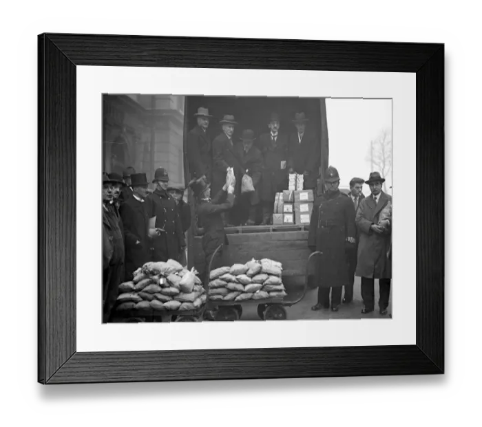 Framed Print : Drawing money from the Westminster Bank, Hammersmith, for the £65, 000 share-out of Framed Print : Drawing money from the Westminster Bank, Hammersmith, for the £65, 000 share-out of