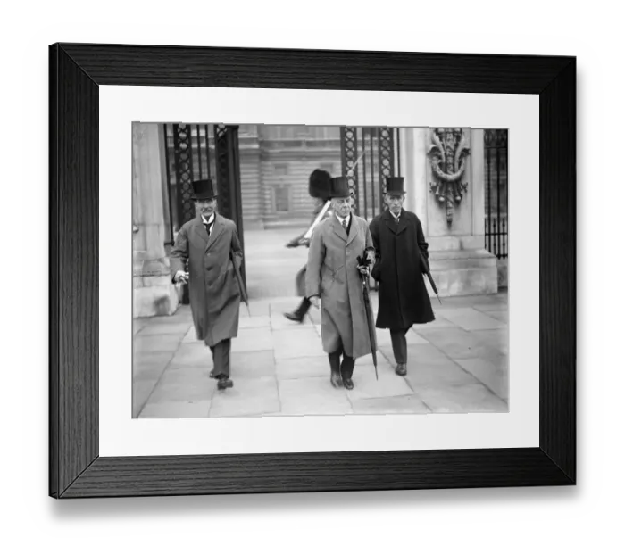 Framed Print : The King receives lister centenary delegates. Left to right George MacKay, Sir Edward Schafer Framed Print : The King receives lister centenary delegates. Left to right George MacKay, Sir Edward Schafer