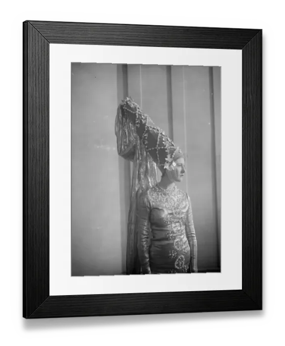 Framed Print : Pageant of Lovers through all ages at new theatre. Miss Baba Beaton as Heloise Framed Print : Pageant of Lovers through all ages at new theatre. Miss Baba Beaton as Heloise