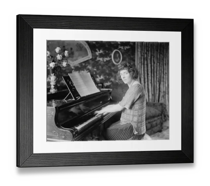Framed Print : Peers stage romance. Miss Lynda Martell, who is engaged to Lord Lyveden Framed Print : Peers stage romance. Miss Lynda Martell, who is engaged to Lord Lyveden