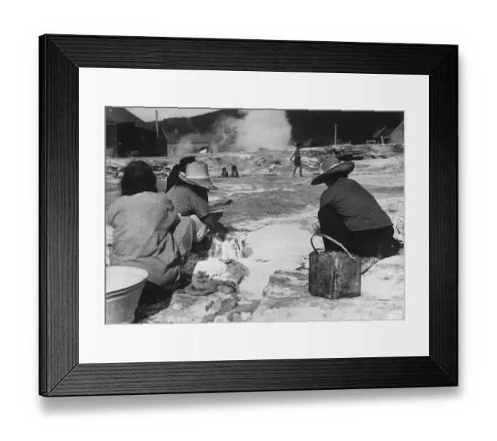 Framed Print : Duke and Duchess of Yorks visit to volcanic region of New Zealand. Maori woman Framed Print : Duke and Duchess of Yorks visit to volcanic region of New Zealand. Maori woman