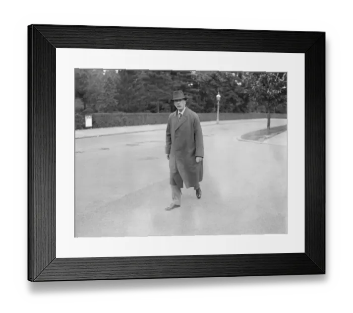 Framed Print : Taking the cure ( Spa waters ) at Harrogate. Earl Manvers. 19 August 1922 Framed Print : Taking the cure ( Spa waters ) at Harrogate. Earl Manvers. 19 August 1922