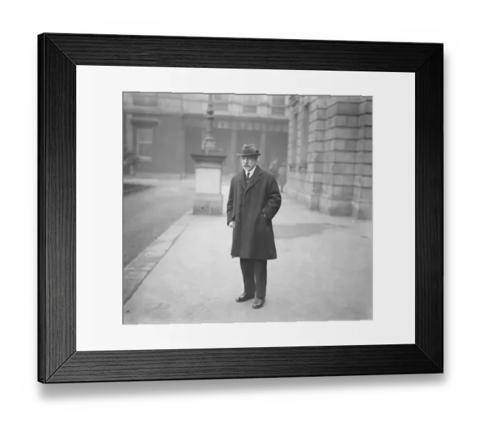 Framed Print : First meeting of Irish Free State Senate in Dublin. Mr Thomas Linehan arriving Framed Print : First meeting of Irish Free State Senate in Dublin. Mr Thomas Linehan arriving