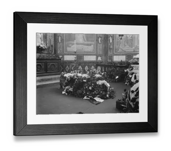 Framed Print : Queen Alexandras burial at Windsor. The coffin resting in front of the altar Framed Print : Queen Alexandras burial at Windsor. The coffin resting in front of the altar