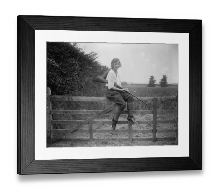 Framed Print : Miss Edna Maud the seventeen year old dancer on holiday. 19th July 1921