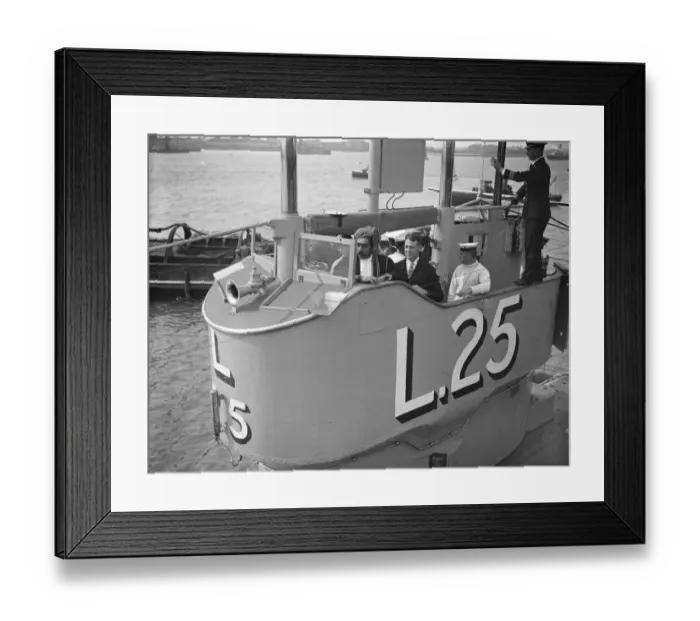 Framed Print : Sultan of Muscat in Portsmouth. Sultan on board the submarine, L25. 22 September Framed Print : Sultan of Muscat in Portsmouth. Sultan on board the submarine, L25. 22 September