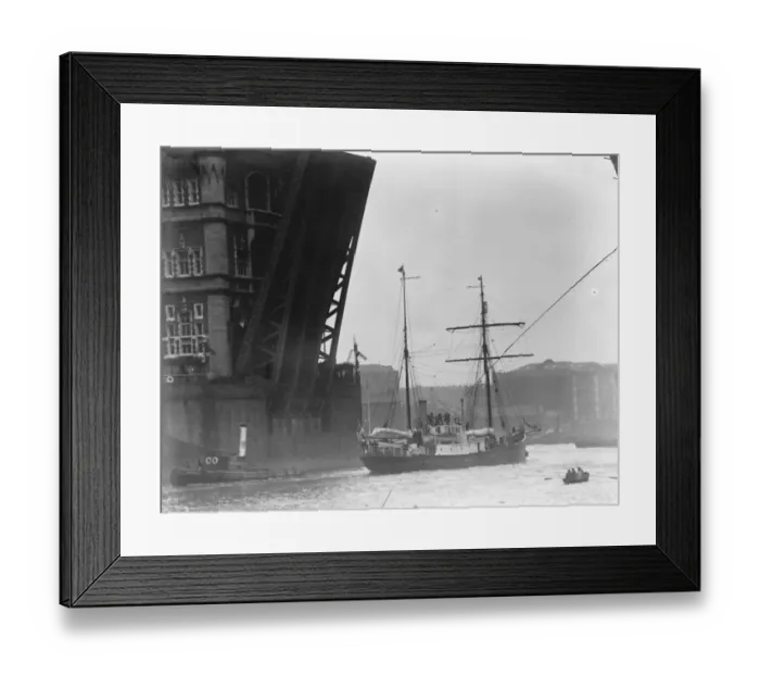 Framed Print : Shackleton - Rowett Expedition sails for the Antarctic. The Quest outward bound